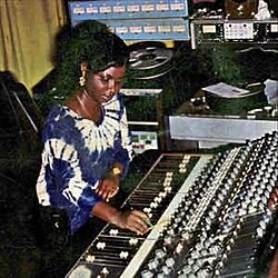 UCHENDU, Nelly (1950-2005)